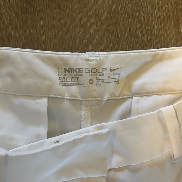 Women’s Nike White Golf Shorts size 10 Like New - Picture 3 of 3